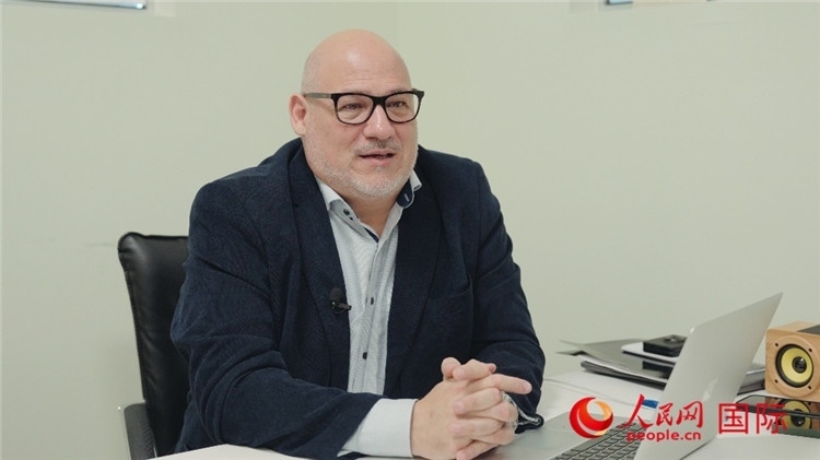 烏拉圭《共和國報(bào)》總編輯胡安·布蘭卡接受人民網(wǎng)專訪。人民網(wǎng)記者 張若涵攝