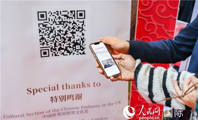 觀眾掃碼《我們的中國(guó)故事》系列視頻。人民網(wǎng) 郭錦標(biāo)攝