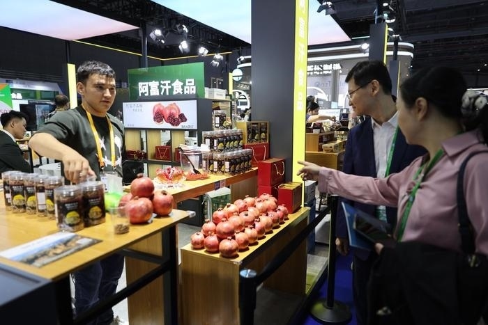 11月6日，在第六屆進(jìn)博會食品及農(nóng)產(chǎn)品展區(qū)，阿富汗食品吸引參展人員。
