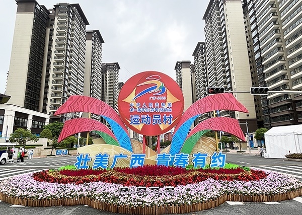 運(yùn)動(dòng)員村入口處標(biāo)識(shí)標(biāo)牌成為極受歡迎的打卡點(diǎn)。人民網(wǎng)記者 歐興榮攝