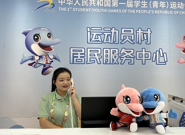朱珊妮在接聽(tīng)住宿服務(wù)中心的熱線電話。人民網(wǎng)記者 歐興榮攝