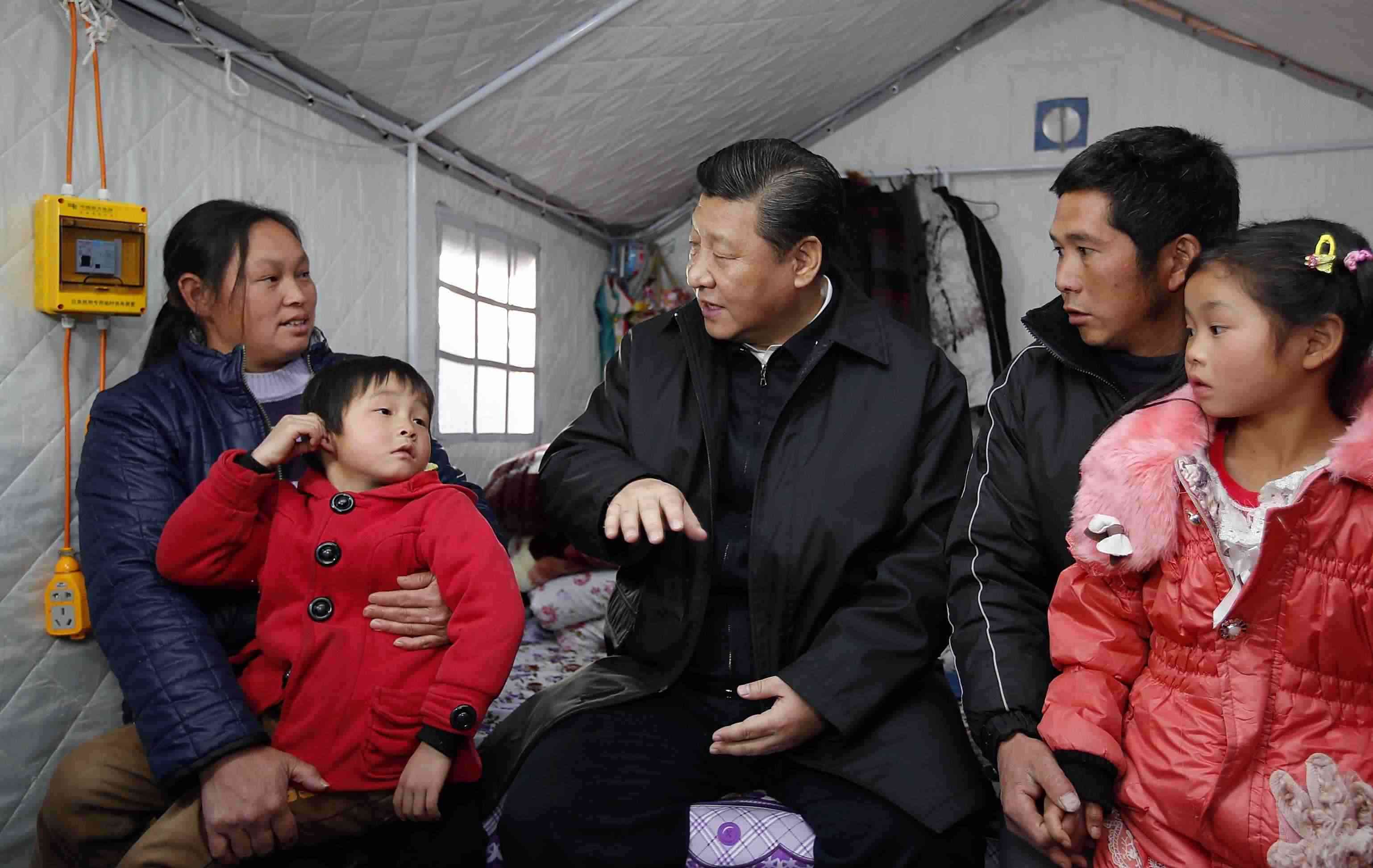 2015年1月19日，習(xí)近平總書記來到云南魯?shù)榭h小寨鎮(zhèn)甘家寨紅旗社區(qū)過渡安置點，看望受災(zāi)群眾。