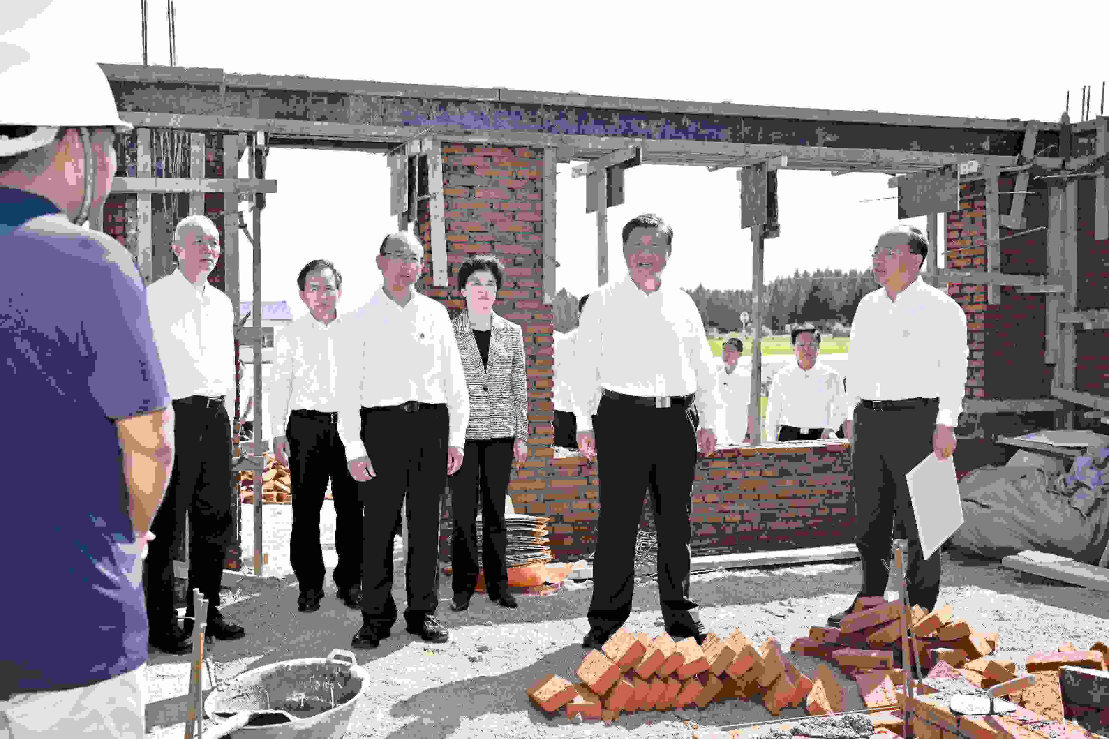 2023年9月7日，習(xí)近平總書記在遭受洪澇災(zāi)害的黑龍江省哈爾濱尚志市老街基鄉(xiāng)龍王廟村，察看水毀房屋重建情況。