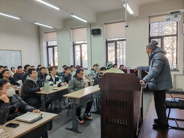 鐘萬勰院士為研究生上課。大連理工大學(xué)供圖