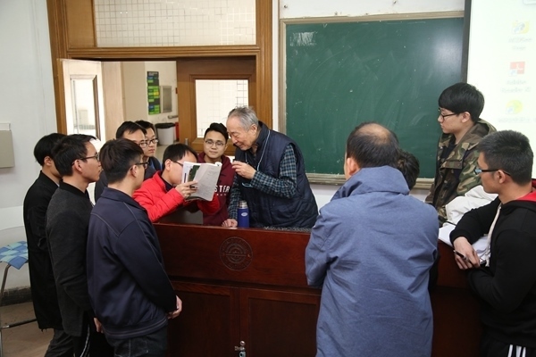 鐘萬勰院士為學(xué)生們答疑解惑。大連理工大學(xué)供圖