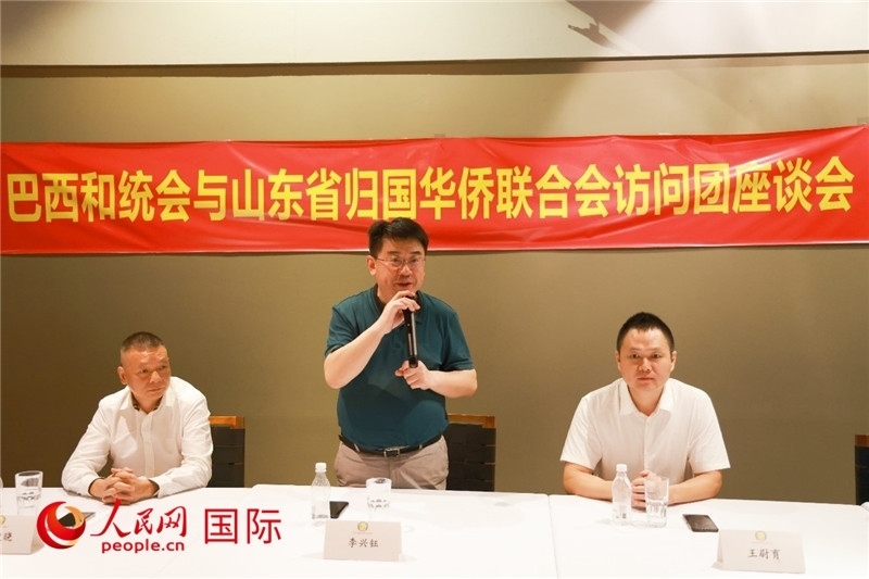 中國僑聯(lián)副主席、山東省僑聯(lián)主席李興鈺（中）在座談會上致辭。人民網(wǎng)記者 陳海琪攝