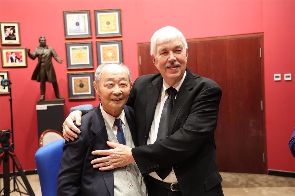 費城交響樂團小提琴演奏家戴維·布斯與原中央樂團小提琴演奏家朱信人50年后再相聚。