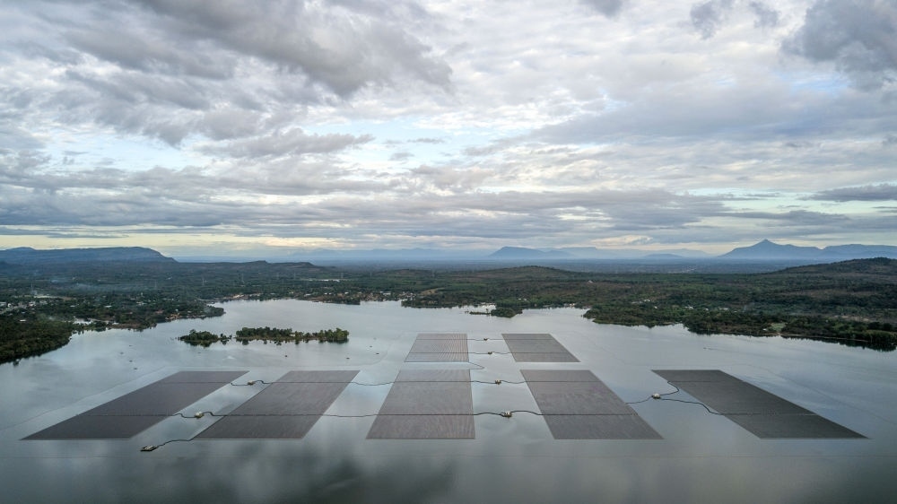 這是2022年12月8日在泰國(guó)烏汶府詩(shī)琳通水庫(kù)拍攝的浮體光伏項(xiàng)目（無(wú)人機(jī)照片）。中泰兩國(guó)聯(lián)合修建的浮體光伏項(xiàng)目2021年10月投入商業(yè)運(yùn)營(yíng)。中國(guó)制造的電池板不斷將日光轉(zhuǎn)化為清潔電能，輸送至當(dāng)?shù)厍Ъ胰f(wàn)戶。