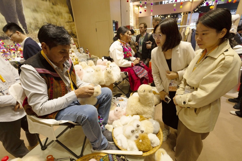 2023年11月7日，秘魯羊駝毛制品手藝人馬馬尼大叔在中國(guó)上海舉辦的第六屆進(jìn)博會(huì)上展示羊駝玩偶制作工藝。秘魯特色羊駝毛制品連續(xù)六屆在進(jìn)博會(huì)上亮相，收獲大量訂單。進(jìn)博會(huì)大舞臺(tái)讓秘魯傳統(tǒng)手藝人有了更廣闊的發(fā)展空間。