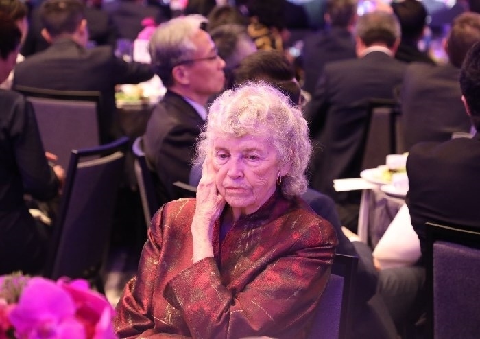 當(dāng)?shù)貢r(shí)間11月15日晚，國家主席習(xí)近平在美國舊金山出席美國友好團(tuán)體聯(lián)合舉行的歡迎宴會(huì)。在熱烈的掌聲中，習(xí)近平發(fā)表重要演講。圖為參加晚宴人士認(rèn)真聆聽演講。人民日?qǐng)?bào)記者 李志偉 攝