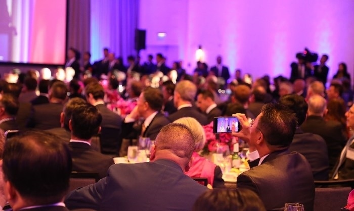 當(dāng)?shù)貢r(shí)間11月15日晚，國家主席習(xí)近平在美國舊金山出席美國友好團(tuán)體聯(lián)合舉行的歡迎宴會(huì)。在熱烈的掌聲中，習(xí)近平發(fā)表重要演講。圖為參加晚宴人士認(rèn)真聆聽演講。人民日?qǐng)?bào)記者 李志偉 攝