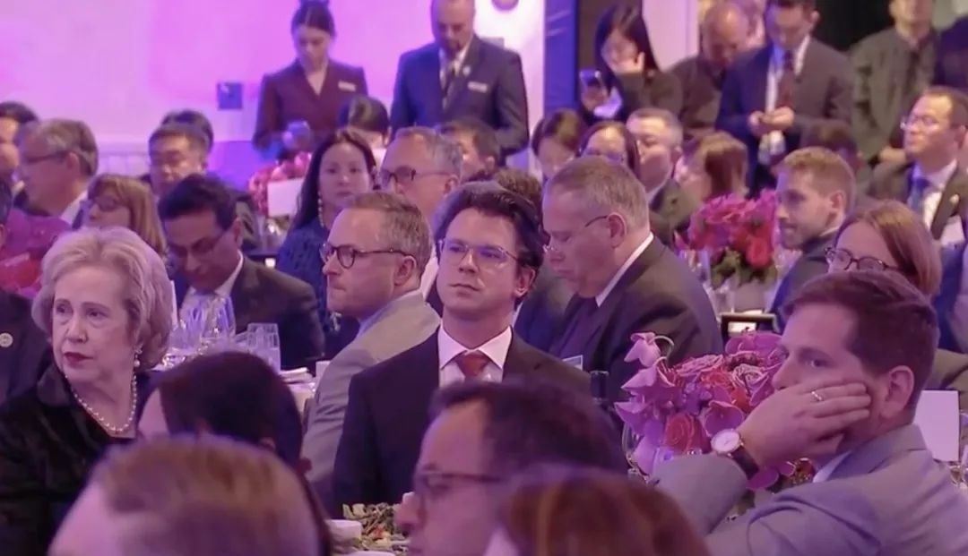 △當(dāng)?shù)貢r(shí)間11月15日晚，習(xí)近平主席在美國友好團(tuán)體聯(lián)合歡迎宴會(huì)上發(fā)表演講。圖為參加宴會(huì)的人士認(rèn)真聆聽演講。