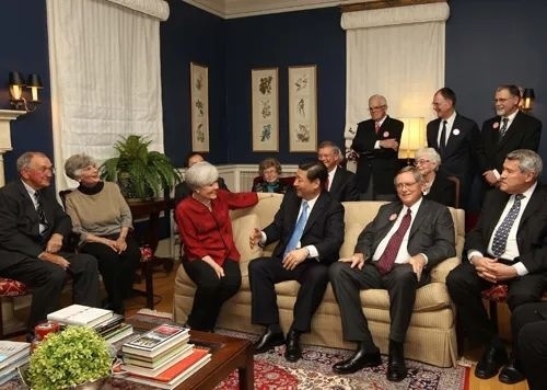 △2012年2月15日，習(xí)近平在前艾奧瓦州友好省州委員會(huì)委員蘭蒂夫人（左三）的家中回憶1985年訪問該地時(shí)的情景。