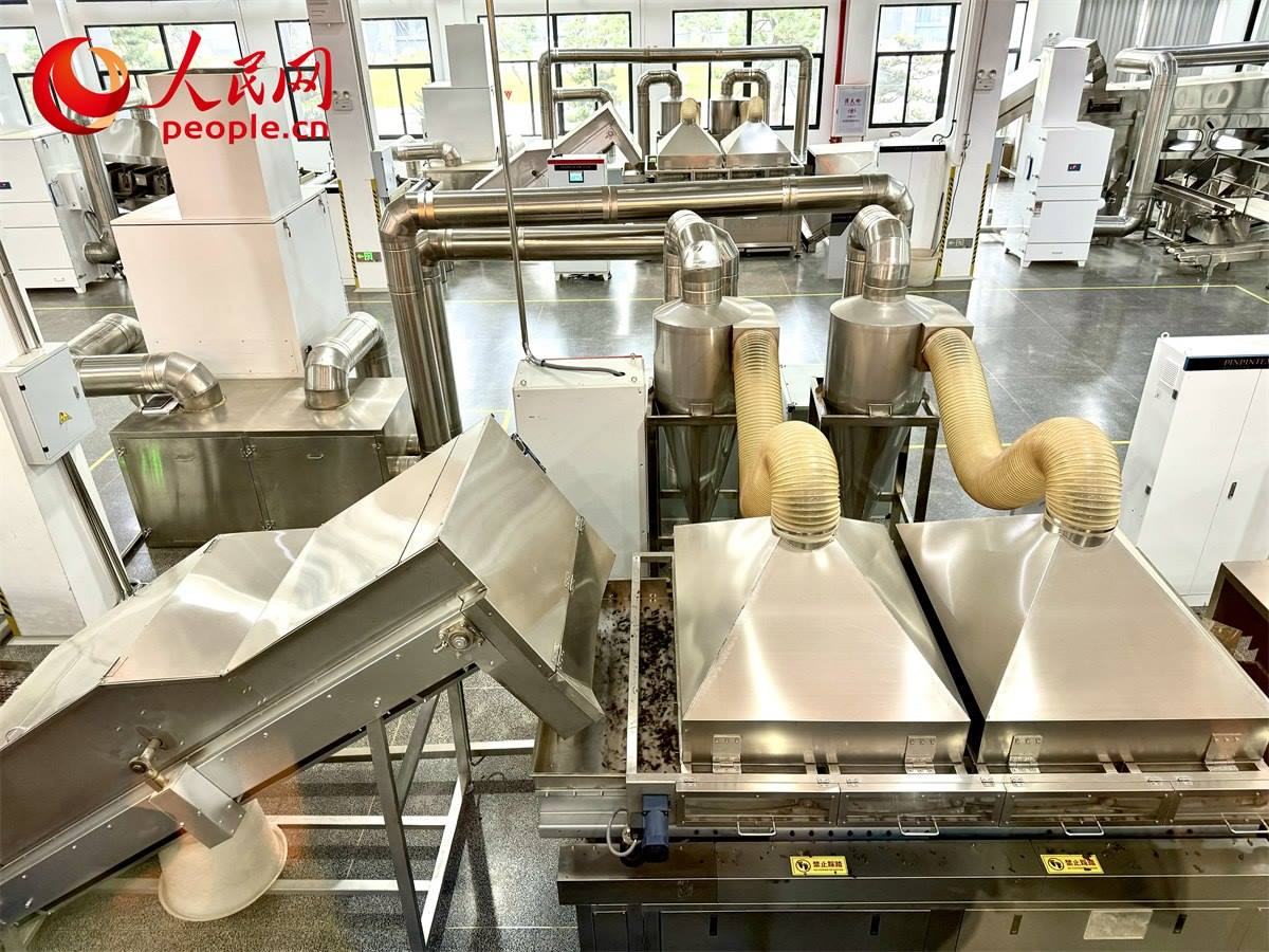 品品香白茶精制自動(dòng)化生產(chǎn)廠房。人民網(wǎng)記者 劉微攝