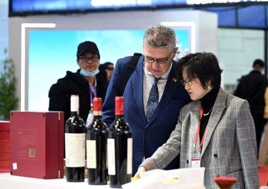  11月23日，參觀者在國(guó)家會(huì)展中心（天津）國(guó)內(nèi)省市合作交流展區(qū)參觀。新華社記者 趙子碩 攝