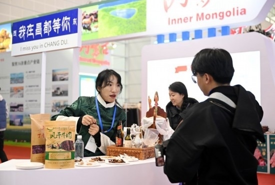 11月23日，參展商和參觀者在國(guó)家會(huì)展中心（天津）國(guó)內(nèi)省市合作交流展區(qū)交流。新華社記者 趙子碩 攝