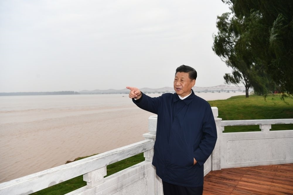 2019年9月16日至18日，中共中央總書記、國(guó)家主席、中央軍委主席習(xí)近平在河南考察。這是17日下午，習(xí)近平在鄭州黃河國(guó)家地質(zhì)公園，眺望黃河鄭州段。新華社記者 謝環(huán)馳 攝