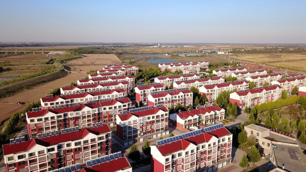 山東省東營(yíng)市墾利區(qū)楊廟社區(qū)（2021年10月17日攝，無(wú)人機(jī)照片）。新華社記者 郭緒雷 攝