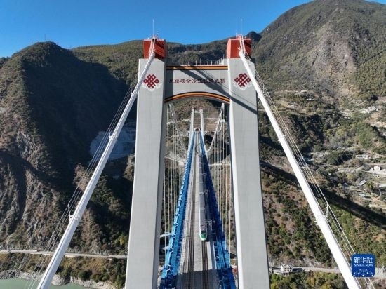 11月25日，列車(chē)通過(guò)麗香鐵路金沙江特大橋（無(wú)人機(jī)照片）。