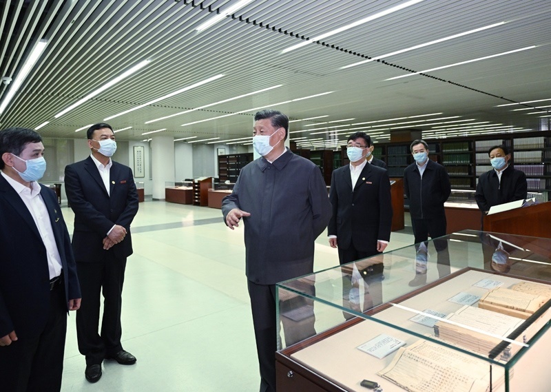 2022年4月25日，習(xí)近平來(lái)到中國(guó)人民大學(xué)考察調(diào)研。這是他在圖書(shū)館考察。