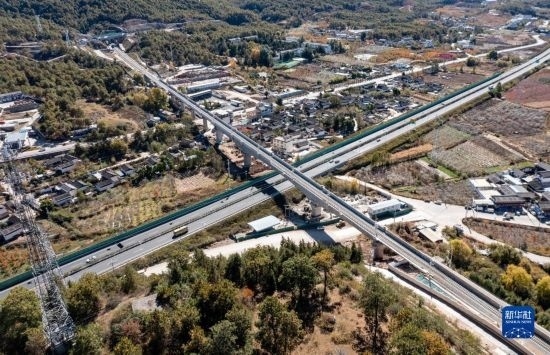11月25日在麗江市境內(nèi)拍攝的即將開(kāi)通的麗香鐵路（無(wú)人機(jī)照片）。