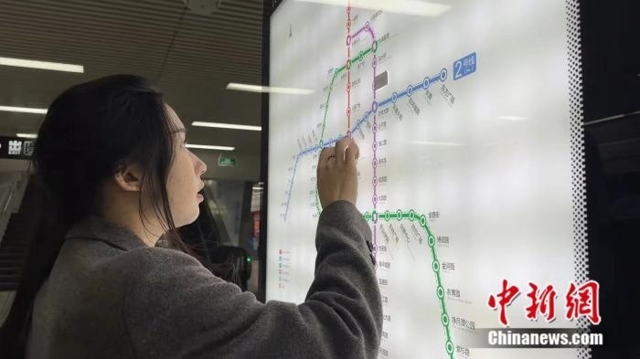 李佳夢正在坐地鐵。呂盛楠 攝