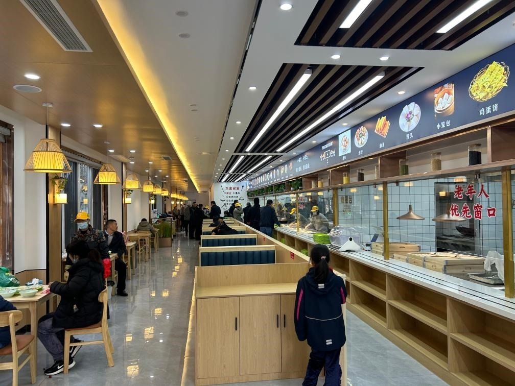 位于安徽合肥市瑤海區(qū)和平路街道綠苑社區(qū)的社區(qū)老年大食堂。（綠苑社區(qū)供圖）