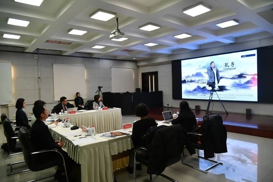 與會嘉賓觀看由美洲中心策劃制作的“一帶一路”主題視頻節(jié)目《習語用典——大道不孤 眾行致遠》。