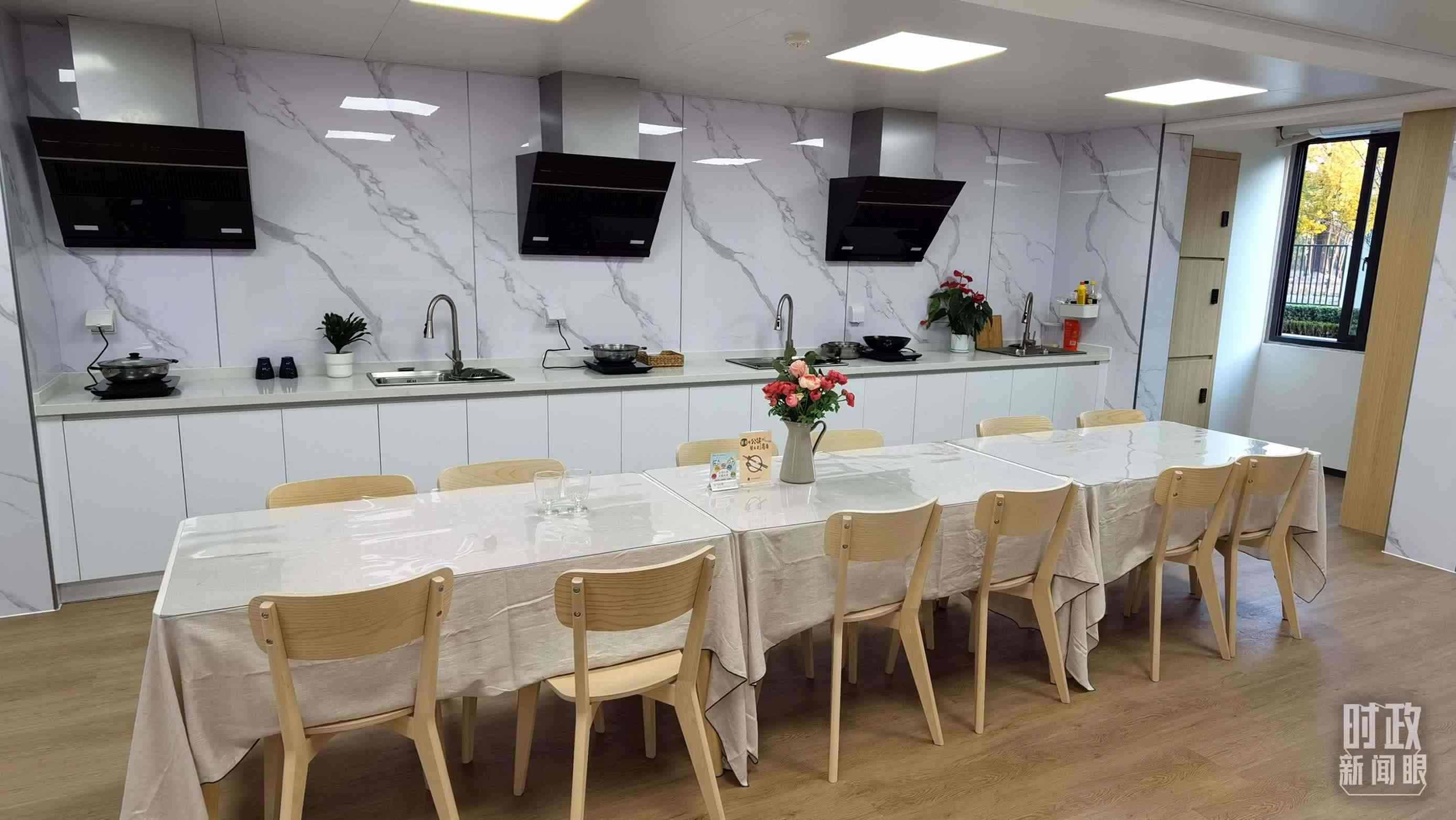 △閔行區(qū)新時(shí)代城市建設(shè)者管理者之家內(nèi)的共享廚房。（總臺(tái)央視記者郭鴻拍攝）