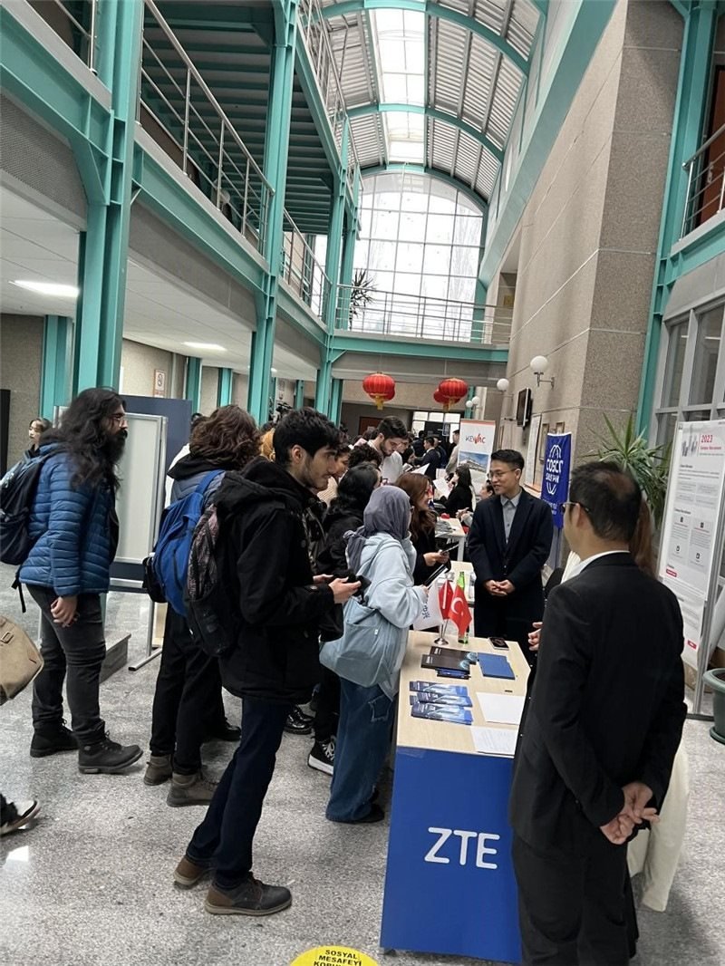 土耳其大學(xué)生在中企展臺(tái)交流。主辦方供圖
