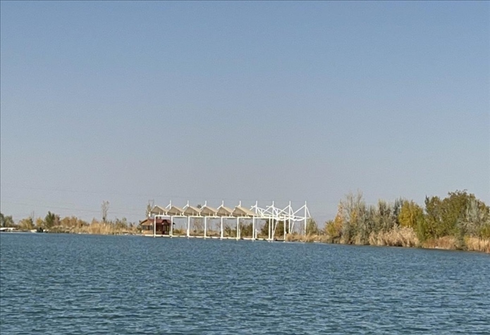 2023年11月1日，督察組拍攝到弱水花海景區(qū)建有人工湖及水上游樂(lè)設(shè)施。（中央第四生態(tài)環(huán)境保護(hù)督察組供圖）