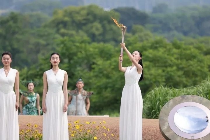 杭州亞運(yùn)會(huì)火種在良渚成功采集。記者 呂之遙 攝