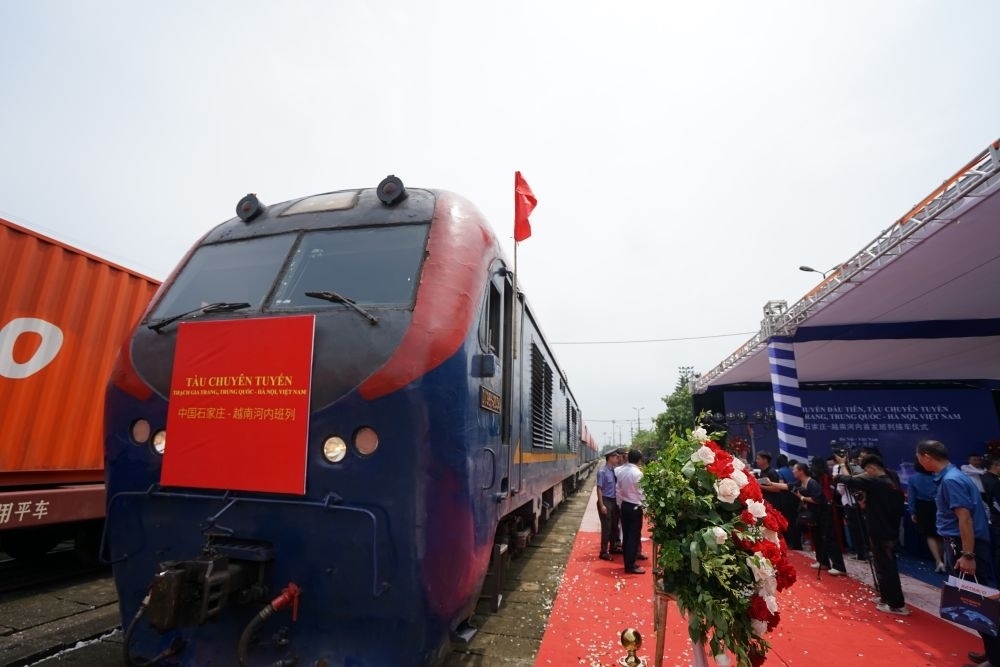 這是2023年8月2日在越南河內(nèi)安員車站拍攝的首列“燕趙號(hào)”中越班列。新華社記者 胡佳麗 攝