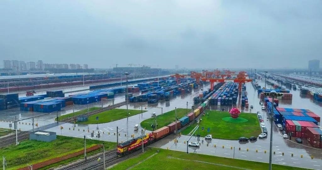 △2023年9月28日，中歐班列長安號第20000列從陜西西安國際港站開出。