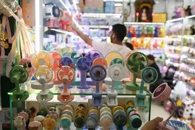 △近期，客商在浙江義烏國際商貿(mào)城采購商品。