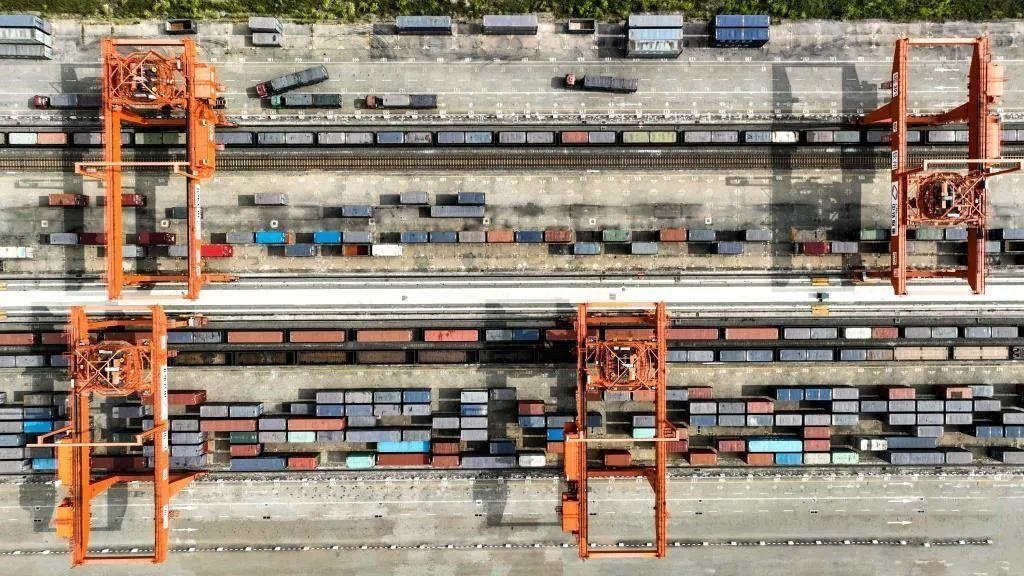 △2023年11月12日，火車在廣西欽州港碼頭裝運集裝箱。