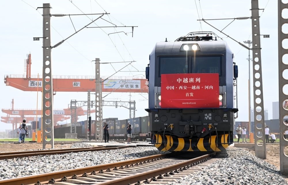 2022年8月23日，陜西首趟中越國(guó)際貨運(yùn)班列由西安國(guó)際港站駛出開往越南河內(nèi)。新華社記者 李一博 攝