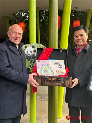 吳墾大使和韋格納市長(zhǎng)手捧德國(guó)兒童為“夢(mèng)想”“夢(mèng)圓”準(zhǔn)備的手繪“送別大禮包”。人民網(wǎng)記者 徐馨攝