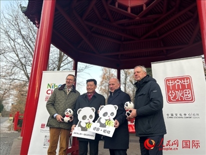 中國(guó)文化中心組織的主題活動(dòng)現(xiàn)場(chǎng)。從左至右依次為柏林動(dòng)物園園長(zhǎng)克尼里姆、中國(guó)駐德國(guó)大使吳懇、柏林市長(zhǎng)韋格納、柏林動(dòng)物園監(jiān)事會(huì)主席布魯克曼。人民網(wǎng)記者 徐馨攝