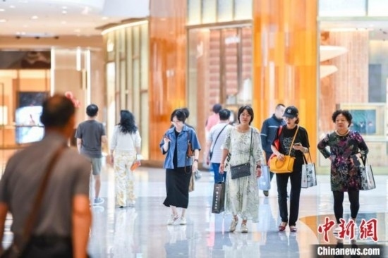 圖為顧客在cdf海口國際免稅城內選購商品。<a target='_blank' href='/' ><p align=