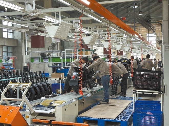  產(chǎn)業(yè)領(lǐng)跑 在長(zhǎng)三角一體化發(fā)展格局下，新能源制造業(yè)通過(guò)產(chǎn)業(yè)集群協(xié)同發(fā)展，形成現(xiàn)代化產(chǎn)業(yè)體系。圖為位于江蘇常州市的比亞迪工廠內(nèi)，工作人員正在組裝銷往非洲國(guó)家的電動(dòng)摩托車。 拉丁美洲通訊社古巴籍?dāng)z影記者 朗尼·洛佩茲（中文名羅帥）攝