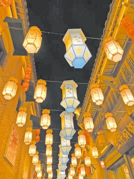  古城新韻 位于安徽安慶市安慶古城的倒扒獅歷史文化街區(qū)依江而建，在保留歷史建筑的同時(shí)，引入產(chǎn)業(yè)新業(yè)態(tài)，激發(fā)歷史文化街區(qū)活力，吸引了眾多游客前來(lái)游玩。 韓國(guó)籍視頻博主 金峻范攝