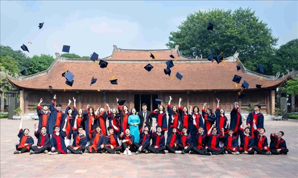 12月9日，越南首都河內(nèi)一所高中的學(xué)生在文廟內(nèi)合影留念。