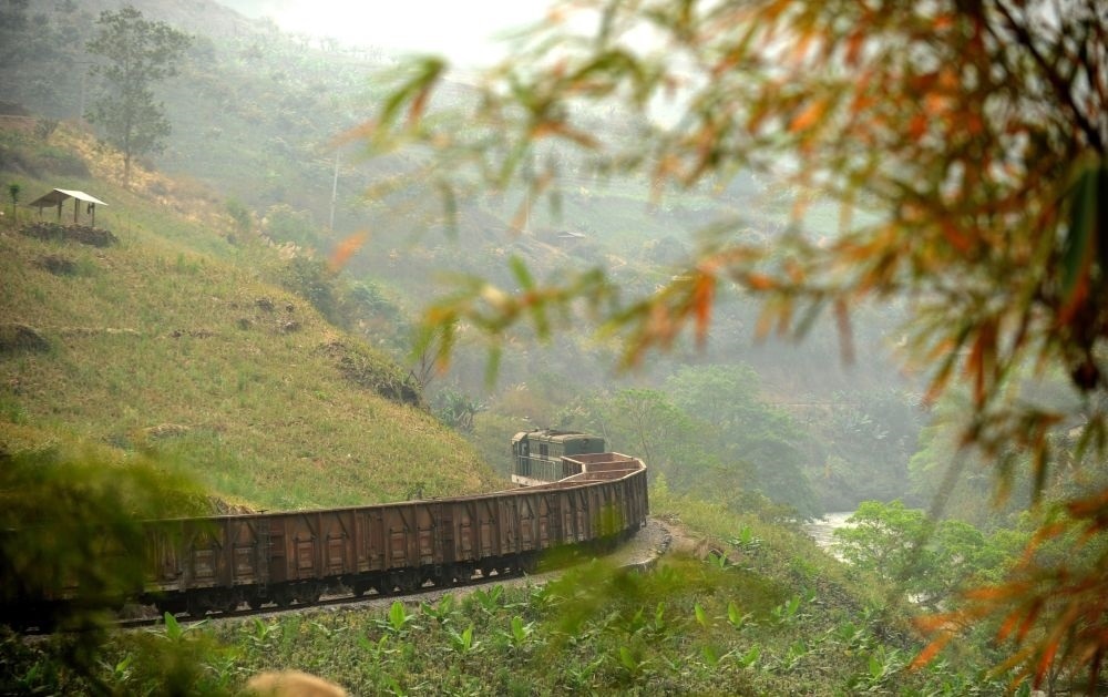 這是行駛在滇越鐵路云南省屏邊縣境內(nèi)的貨運(yùn)列車(chē)（2012年3月9日攝）。