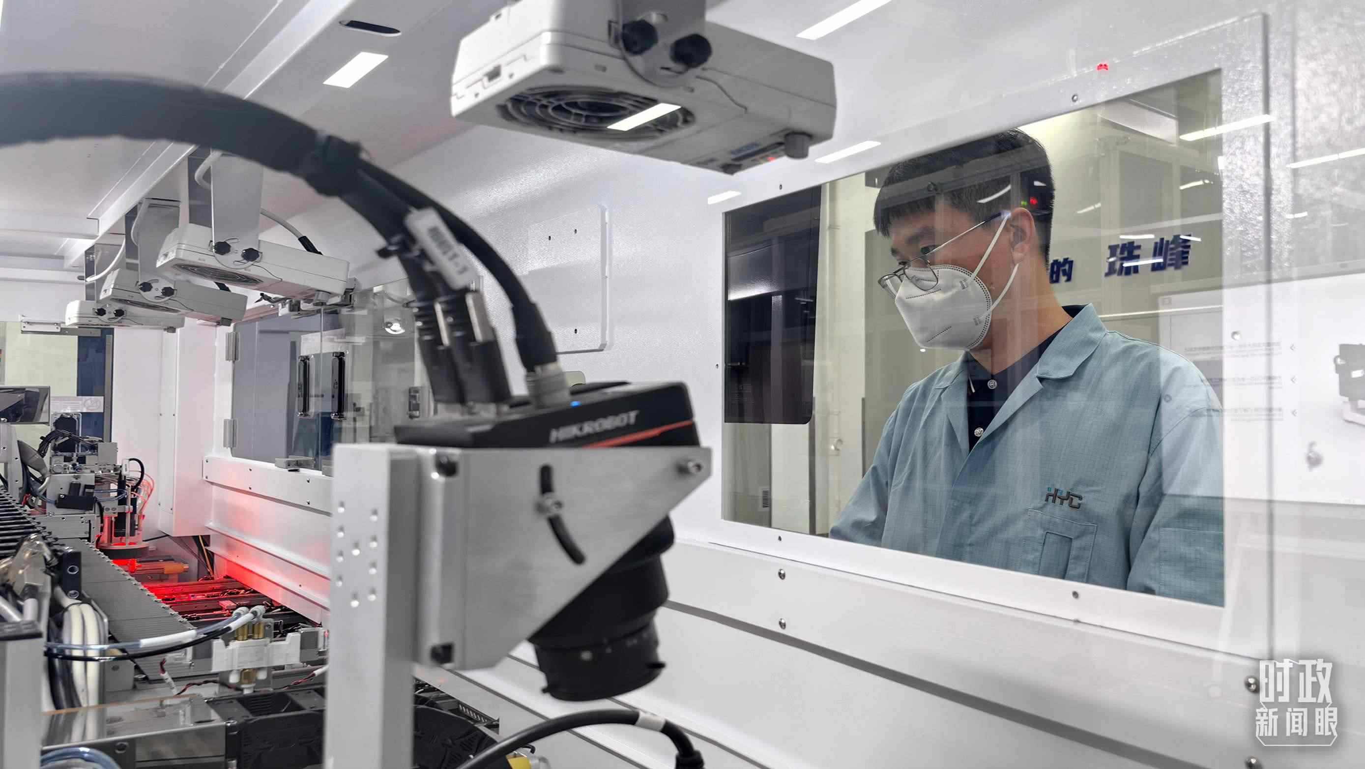 △蘇州華興源創(chuàng)科技股份有限公司員工正在研發(fā)車間內(nèi)進(jìn)行芯片測試。（總臺央廣記者潘毅拍攝）