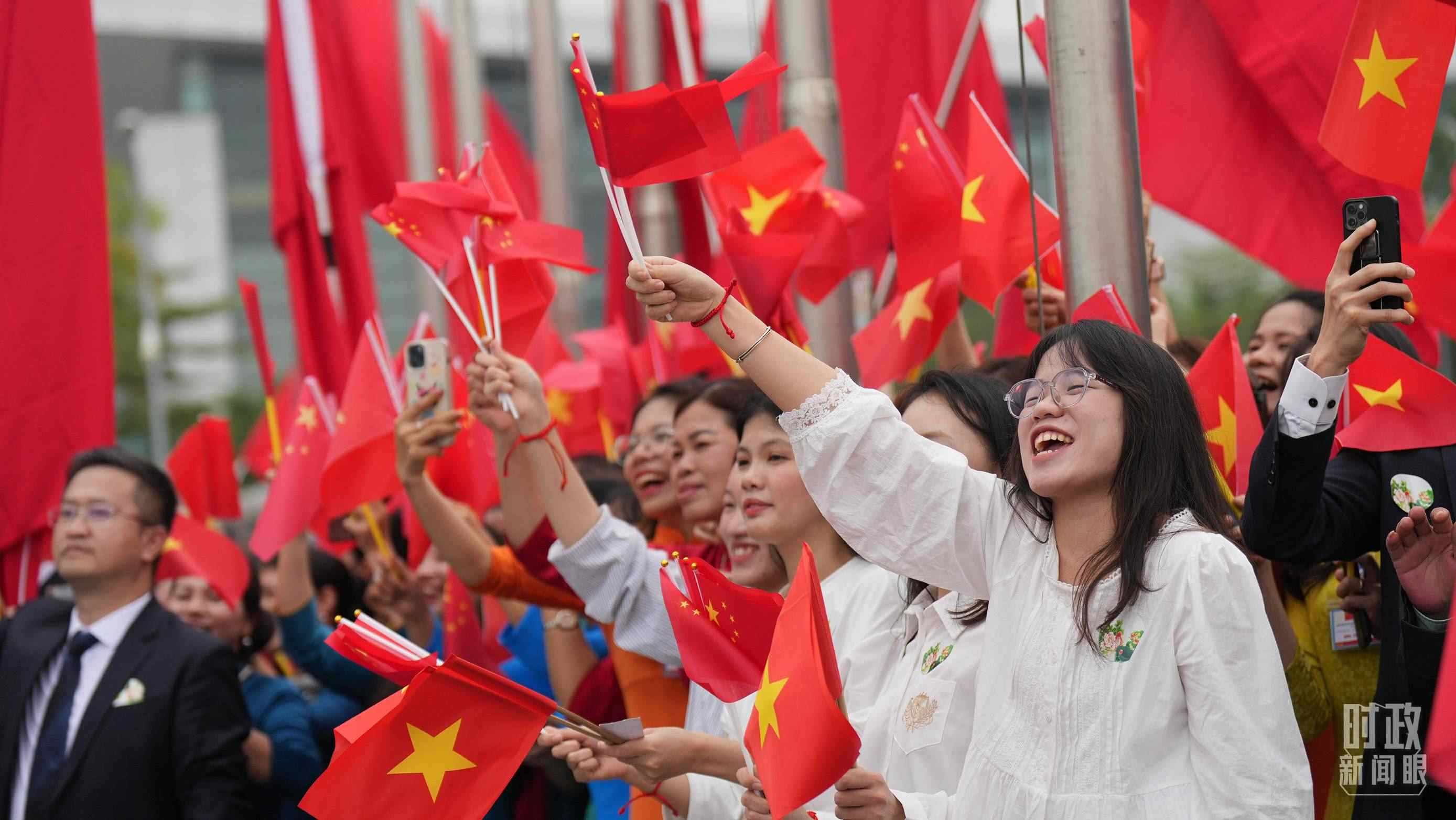 △人們揮舞兩國旗幟歡迎習近平訪越。（總臺國廣記者李晉拍攝）