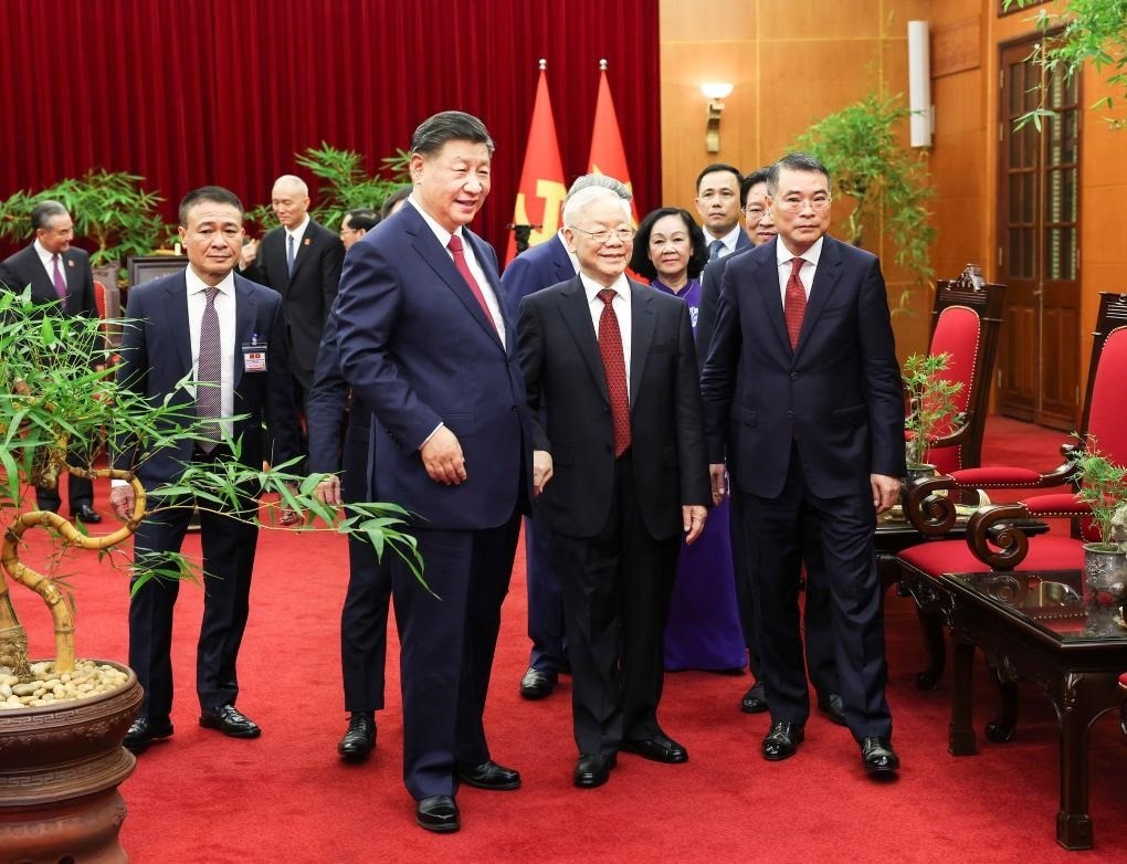 當?shù)貢r間12月12日下午，剛剛抵達河內(nèi)的中共中央總書記、國家主席習近平在越共中央駐地同越共中央總書記阮富仲舉行會談。這是阮富仲邀請習近平進行小范圍茶敘。