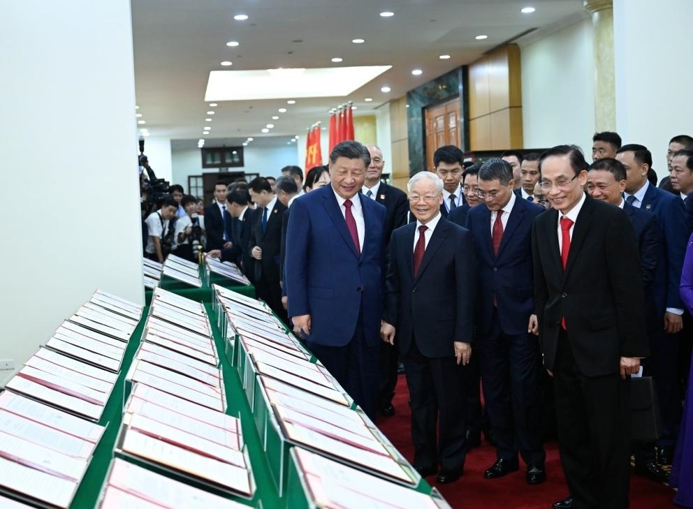 當?shù)貢r間12月12日下午，剛剛抵達河內(nèi)的中共中央總書記、國家主席習近平在越共中央駐地同越共中央總書記阮富仲舉行會談。這是會談后，兩黨總書記共同見證雙方簽署的雙邊合作文件展示。
