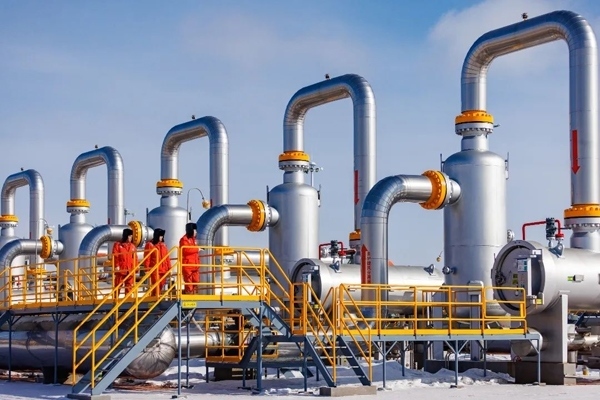 中俄東線天然氣管道黑河首站工作人員正在巡檢。受訪者供圖