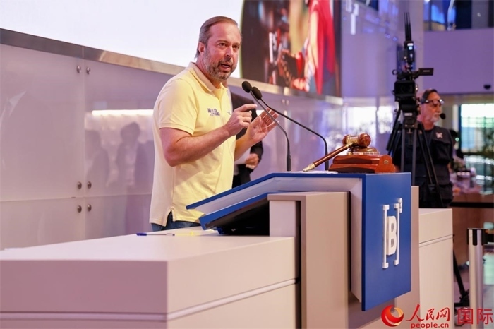 巴西礦產(chǎn)和能源部部長(zhǎng)亞歷山大·西爾維拉發(fā)表致辭。人民網(wǎng)記者 宋亦然攝